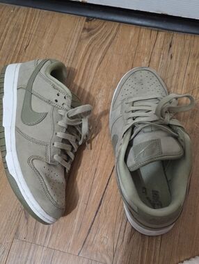 Nike Men’s Low-Top Sneakers in Olive